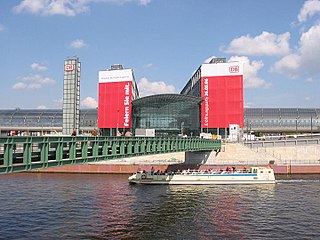 dto., with Gustav-Heinemann-Brücke and river Spree