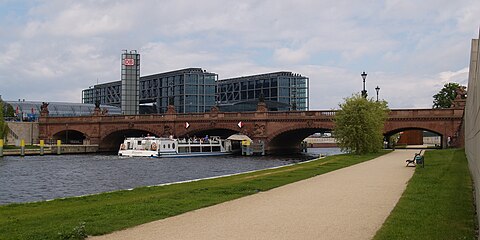 The new central station seen from the riverside of the Bundeskanzleramt